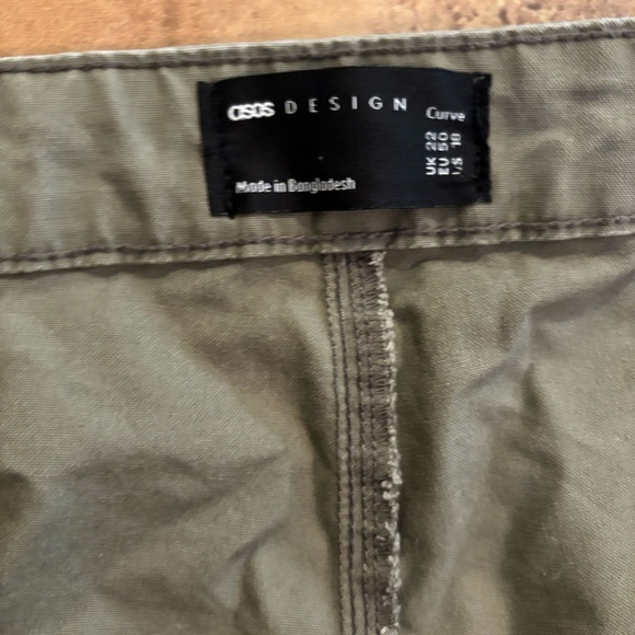 ASOS DESIGN Curve oversized cargo trouser with multi pocket in khaki - Picture 7 of 7